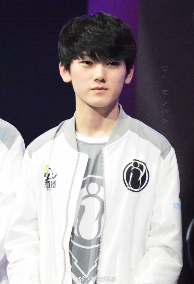 时隔374天Uzi官宣复出加入EDG，再度与FoFo做队友